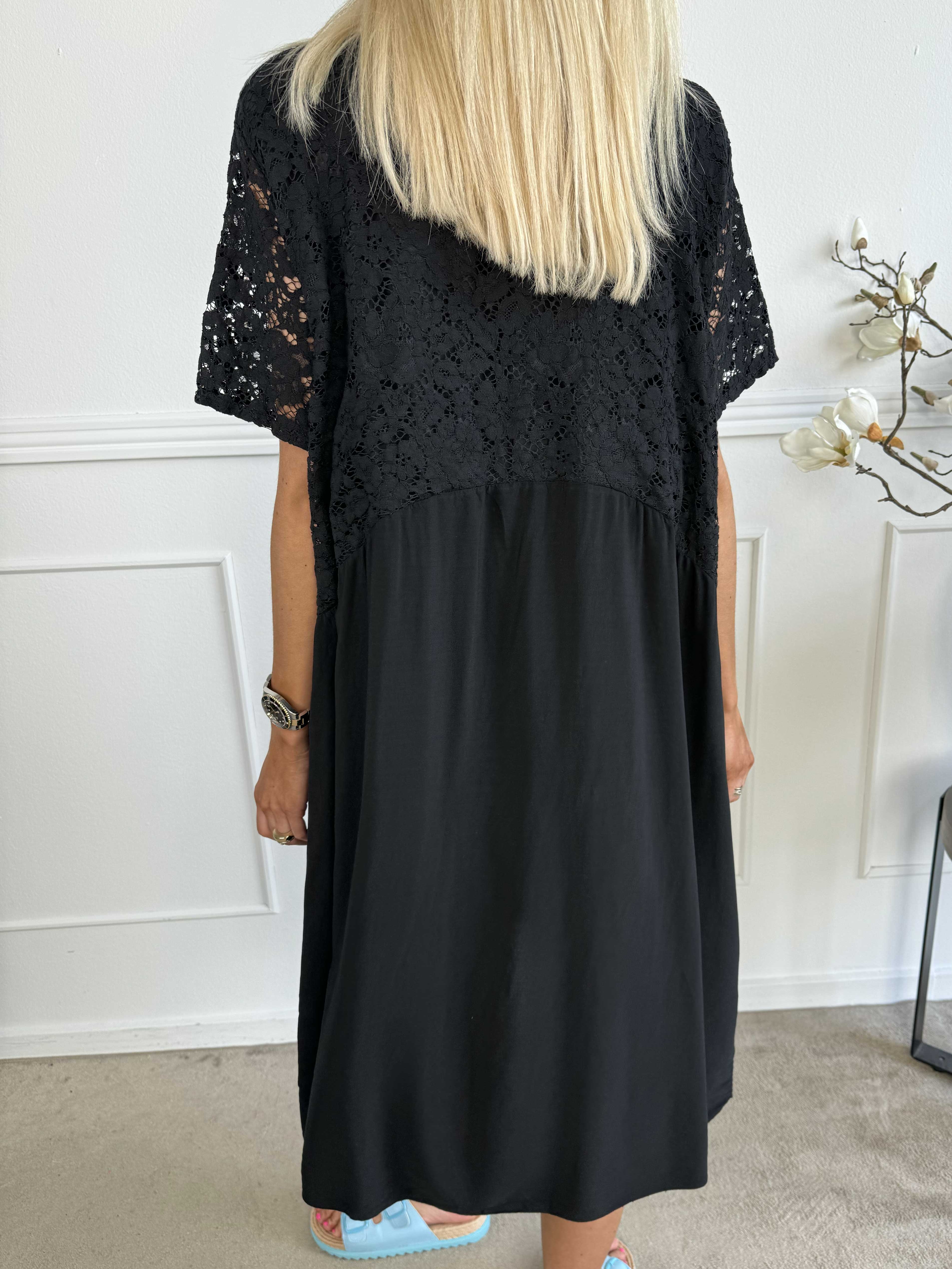 Sannie - Söt klänning med spets och fickor